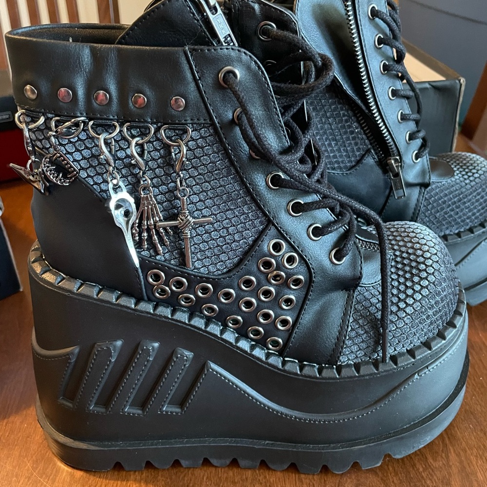 Size 6 platform boots